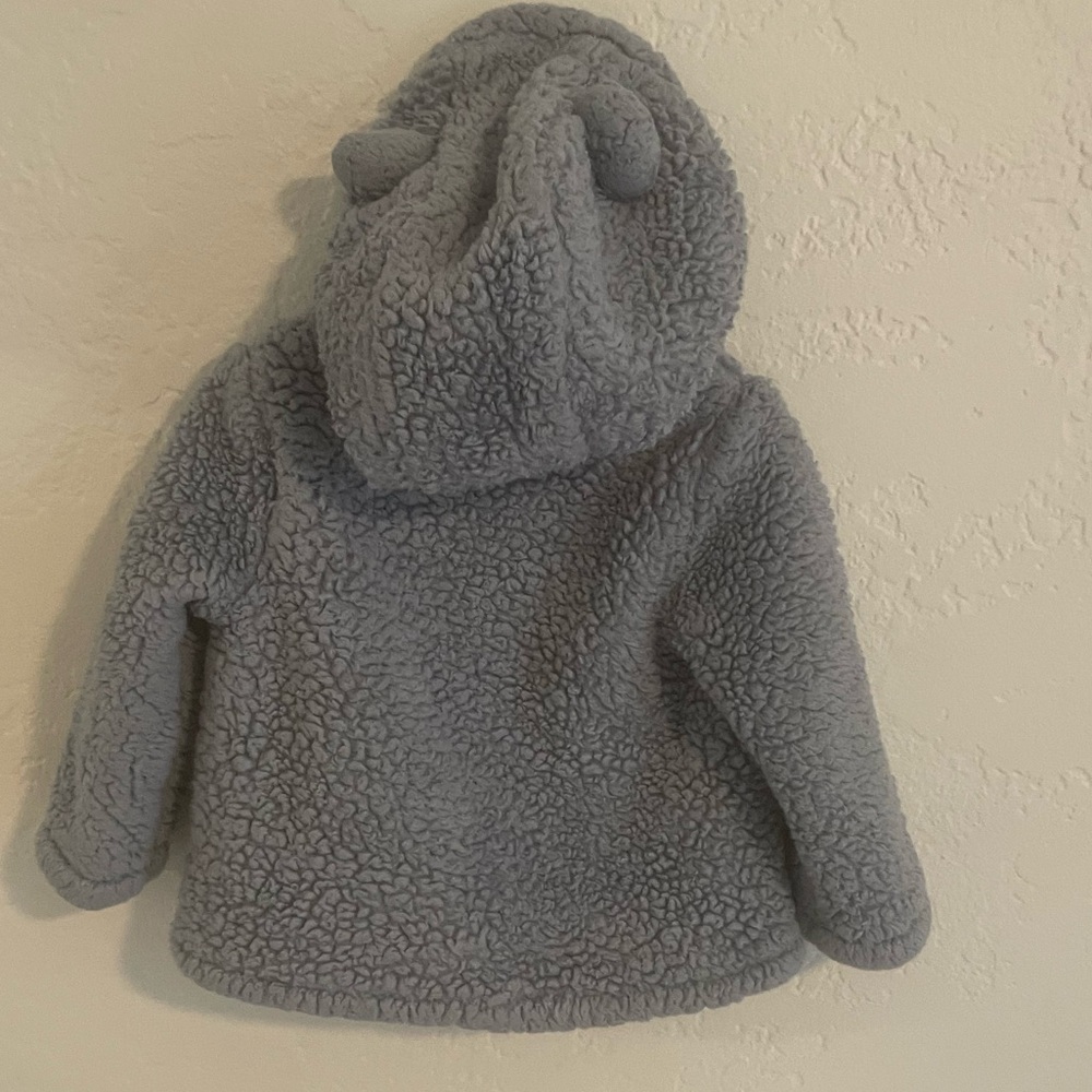 Carter’s fuzzy sweatshirt (12 Months) - Picture 9 of 9